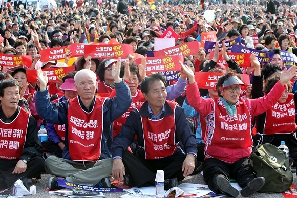 2010년 5월1일 여의도광장에서 민주노총 주최로 열린 120주년 세계 노동절 기념 범국민대회에서 참가자들이 음악에 맞춰 율동을 하고 있다. ⓒ 연합뉴스