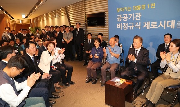 문재인 대통령이 2017년 5월12일 인천공항공사에서 열린 '찾아가는 대통령. 공공부문 비정규직 제로시대를 열겠습니다!' 행사에서 박수치는 모습. 문 대통령은 후보시절부터 공공부문 비정규직 정규직화를 공약으로 내걸었다. ⓒ 연합뉴스