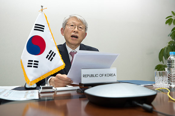 최기영 과기정통부 장관은 G20 특별 화상 디지털경제 장관회의에서 코로나19 극복을 위한 G20 리더십 강조 및 국제사회 노력에 적극 동참할 것이라고 밝혔다. ⓒ 연합뉴스