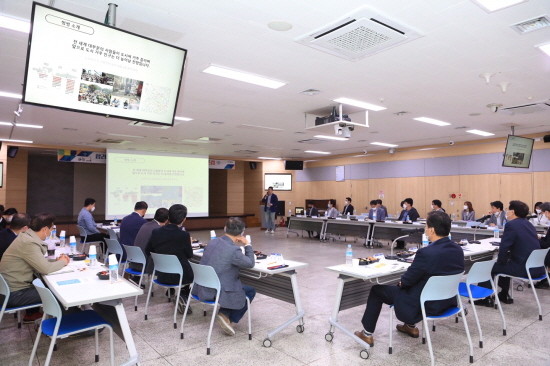 합리적인 공유교통 도입을 위한 수미창조 포럼에서 발제자가 발표를 하고 있다. ⓒ 대구 수성구청