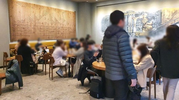 서울 관악구의 한 카페에는 손님들로 북적인다. ⓒ 연합뉴스