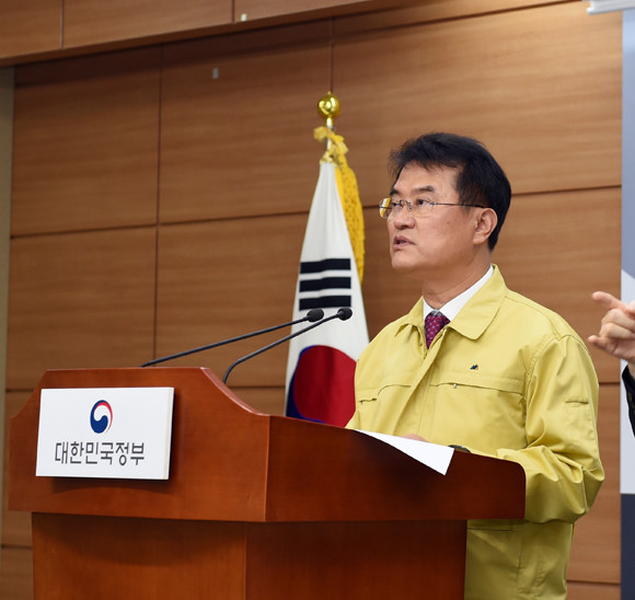 윤종인 행정안전부 차관이 3일 오후 정부세종청사 정부합동브리핑룸에서 긴급재난지원금 지급 관련 브리핑을 하는 모습. ⓒ 행정안전부