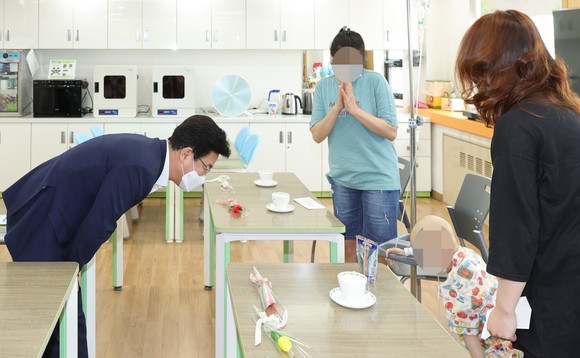 허태정 시장은 4일 어린이날 맞아 충남대병원에 투병중인 환아가 빨리 회복될 수 있도록 소아 환자 가족에게 격려했다. ⓒ 대전시