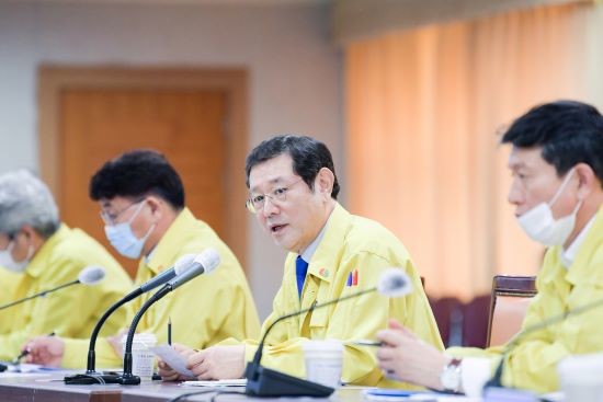 이용섭 광주광역시장이 4일 오전 시청 3층 중회의실에서 간부회의를 주재하고 있다. ⓒ 광주광역시