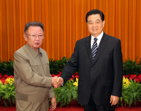 2010년 5월 중국을 방문한 김정일 국방위원장이 후진타오 중국 주석과 악수하고 있다. ⓒ 연합뉴스