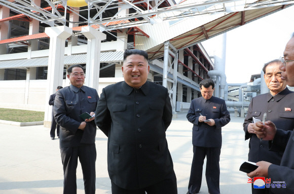 조선중앙통신은 김정은 북한 국무위원장이 노동절(5·1절)이었던 지난 1일 순천인비료공장 준공식에 참석했다고 2일 보도했다. 사망설에 휩싸였던 김 위원장은 20일 만에 공개활동을 재개하며 건재함을 과시했다. ⓒ 연합뉴스