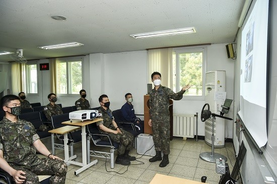 공군제1전투비행단 수송대대 운영통제실은 '멋진 공군 캠페인'의 일환으로 부서 병사들을 대상으로 사고예방 교육을 실시하고 있다. ⓒ 공군제1전투비행단