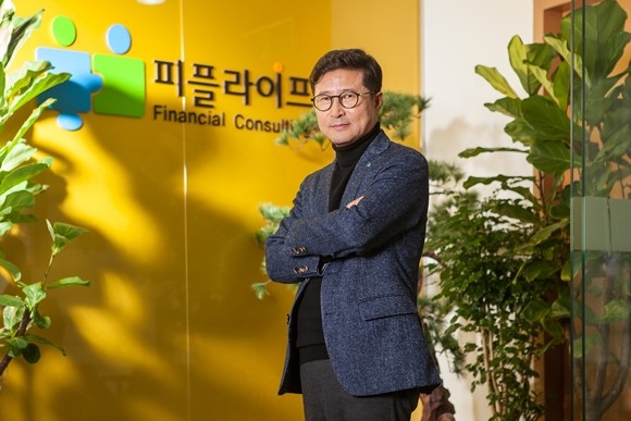 불황의 그림자가 드리운 보험시장에서 현학진 피플라이프 회장은 어두운 전망 너머 새로운 시장을 바라보길 강조하며 "새로운 시장을 바라보면 새로운 고객이 보인다"고 말했다. ⓒ 피플라이프
