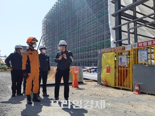 관내 건축 공사장에 소방점검을 하고 있다. ⓒ 여수소방서