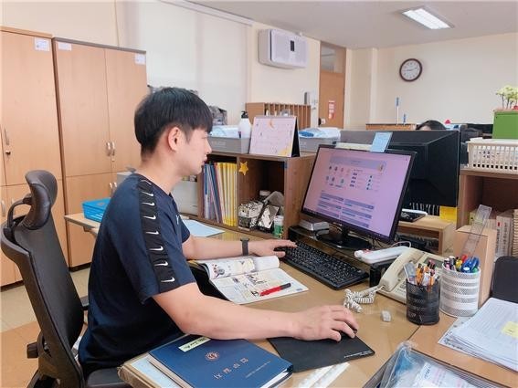 한창 업무를 하고 있는 민준기 체육교사. = 김기현 청년기자