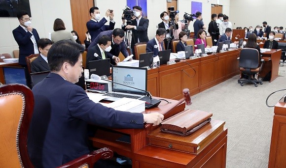 7일 오전 국회에서 열린 과학기술정보방송통신위원회 전체회의에서 노웅래 위원장이 의사봉을 두드리고 있다. ⓒ 연합뉴스