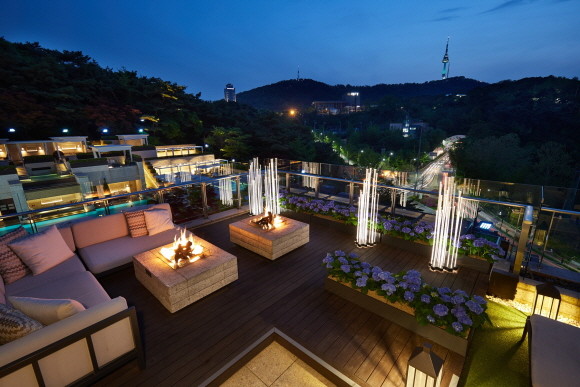 '사회적 거리두기'가 생활화 된 가운데 서울신라호텔에서는 메인 수영장으로부터 비교적 거리가 떨어져 있는 '루프탑 가든'이 인기를 끌었다. ⓒ 호텔신라