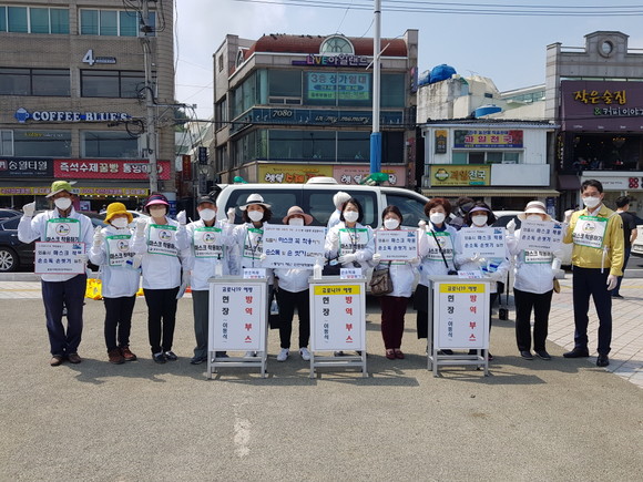 코로나19 무확진자를 위해 자원봉사자들 및 공무원들이 방역소독활동을 실시했다. ⓒ 통영시