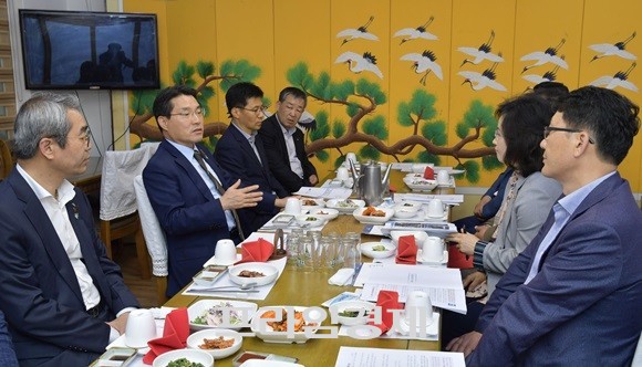 권오봉 여수시장(왼쪽에서 두번째)이 전남도의원들과 정책간담회를 갖고 있다. ⓒ 여수시