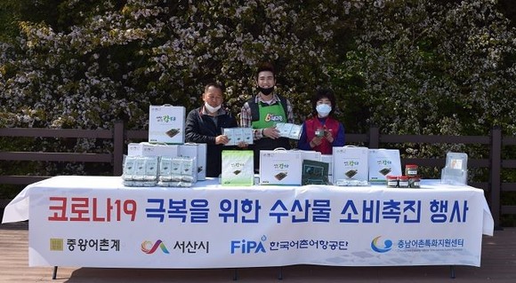 박현규 중왕어촌계장과 방송 관계자 등 촬영 모습. ⓒ 한국어촌어항공단