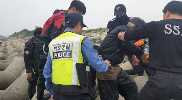 70대 남성이 고립돼 해경구조대가 구조하고 있다. ⓒ 보령해경