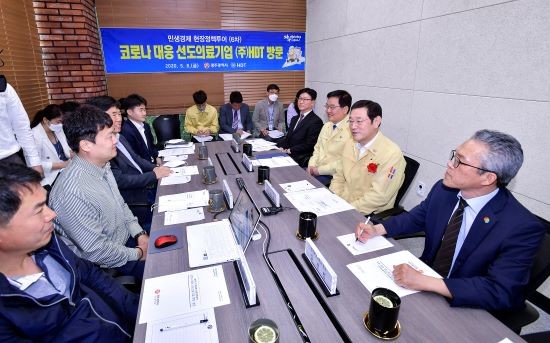 이용섭 광주광역시장이 8일 오전 북구 소재 의료용 X-ray 제조전문기업 HDT를 방문해 기업의 애로·건의사항을 듣고 해결방안을 찾기 위한 간담회를 갖고 있다. ⓒ 광주광역시