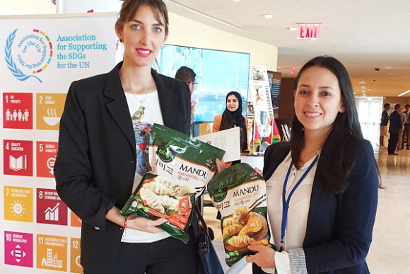 지난해 7월 뉴욕 유엔 본부에서 UN지원SDGs협회가 발표한 '글로벌 지속가능 리더 100, 글로벌 지속가능 기업&브랜드 100'에서 CJ제일제당과 '비비고'가 '전 세계 가장 지속가능한 기업'과 '전 세계 가장 지속가능한 브랜드' 최우수 그룹에 각각 선정됐다. ⓒ CJ제일제당