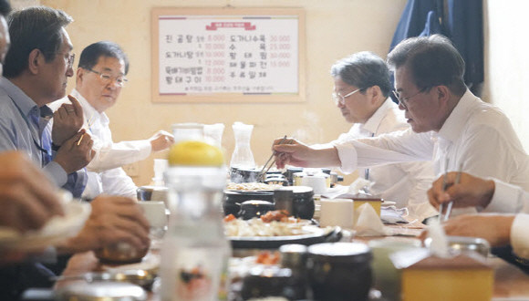 문재인 대통령이 소비 진작을 독려하는 차원에서 몸소 일반 식당에 가서 점심을 드는 모습. ⓒ 청와대