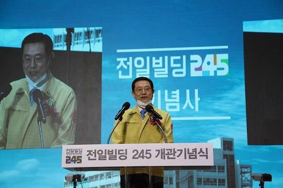 이용섭 시장이 11일 전일빌딩245 개관 기념식에서 인사말을 하고 있다. ⓒ 프라임경제