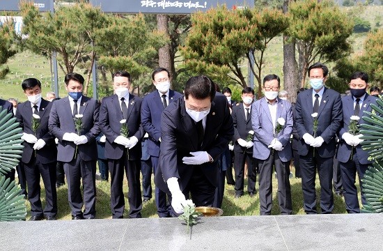 이용섭 광주광역시장과 합동참배단이 11일 오전 제 40주년 5·18 민주화운동을 기념해 국립 5·18민주묘지에서 헌화와 분향을 하고 있다. ⓒ 광주광역시