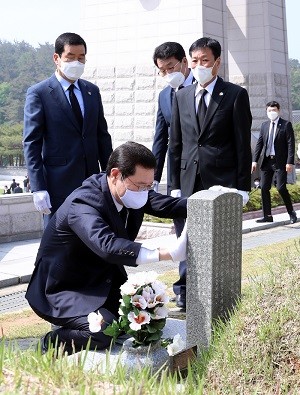 이용섭 광주광역시장과 합동참배단이 11일 오전 제40주년 5·18민주화운동을 기념해 국립5·18민주묘지를 참배한 후 열사 묘지를 살펴보고 있다. ⓒ 광주광역시