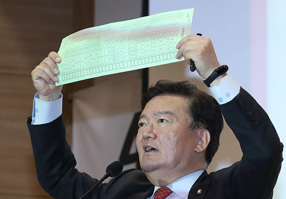 민경욱 미래통합당 의원은 11일 국회 의원회관에서 "제21대 국회의원 선거가 잘못된 증거로 비례대표 무효투표용지가 무더기로 발견된 것"이라고 밝혔다. ⓒ 연합뉴스