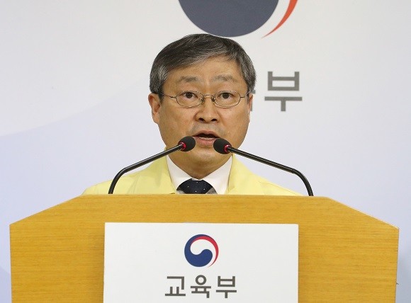 교육부가 서울 이태원 클럽발(發) 코로나 바이러스 감염증 집단 감염이 발생한데 따른 등교 재연기 여부를 논의한 끝에 유치원과 초·중·고교 등교 수업을 1주일씩 연기키로 최종 결정했다. ⓒ 연합뉴스