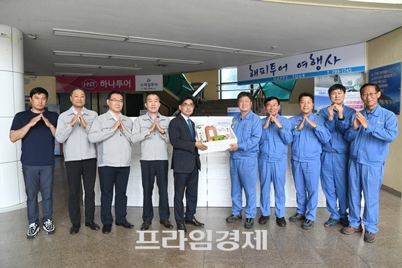 광양제철소 협렵사협회가 지역 매실로 만든 매실 장아찌 등 상품 패키지 136개를 구매했다. ⓒ 광양제철소