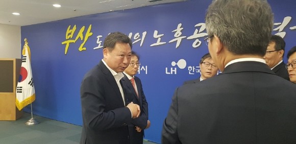 사진 가장 왼쪽의 김철훈 영도구청장이 협약 체결 후 관계자들과 환담 중인 장면. = 임혜현 기자