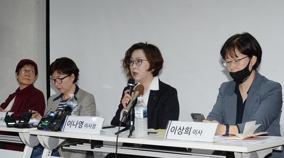 이나영 정의기억연대 이사장이 서울 마포구 인권재단 사람에서 기부금 관련 논란에 관한 입장을 밝히는 모습. ⓒ 연합뉴스