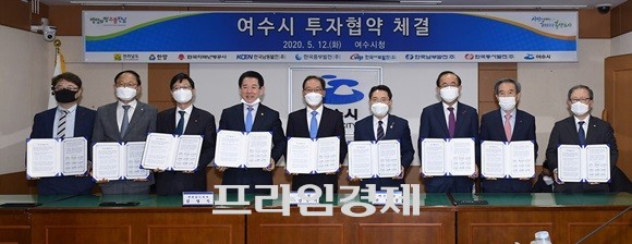 김영록 전남도지사와 권오봉 여수시장, ㈜한양 김한기 대표, 한국지역난방공사 황창화 사장, 한국남동발전(주) 유향열 사장 외 발전자회사 4개 기업 사장 등이 협약 체결 후 기념촬영을 하고 있다. ⓒ 여수시