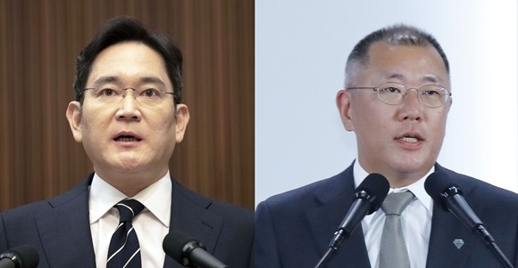 재계에 따르면 13일 정의선 수석부회장(오른쪽)과 현대차 임원들은 충남 천안에 위치한 삼성SDI 공장을 방문해 차세대 전기차용 배터리인 전고체 배터리 기술에 대한 설명을 들었다. 삼성 쪽에서는 이재용 부회장(왼쪽)이 참석했다. ⓒ 연합뉴스