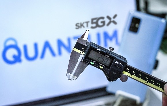 갤럭시 A 퀀텀 스마트폰에 가로 2.5mm x 세로 2.5mm 크기의 양자난수생성(QRNG) 칩셋을 탑재했다. ⓒ SK텔레콤