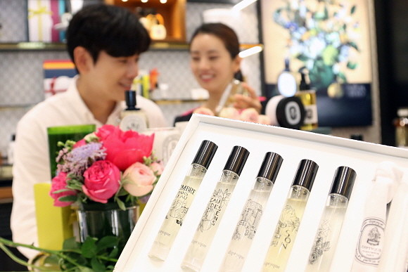 신세계백화점이 성년의 날을 맞이해 프랑스 니치 향수 브랜드 딥티크(diptyque)의 특별한 향수 기프트 세트를 소개한다. ⓒ 신세계백화점