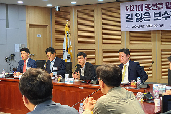 진중권 전 동양대 교수는 15일 '길 잃은 보수정치, 해법은 무엇인가'라는 토론회에서 미래통합당의 참패에 대해 "이념적 대안 대신 구시대적 상징에만 집착했다"고 말했다. = 박성현 기자