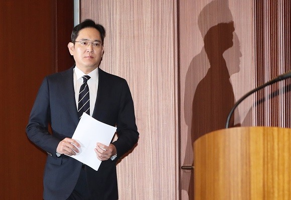 이재용 삼성전자 부회장이 경영권 승계와 노조 문제 등과 관련해 대국민 사과를 하기 위해 입장하는 모습. ⓒ 연합뉴스