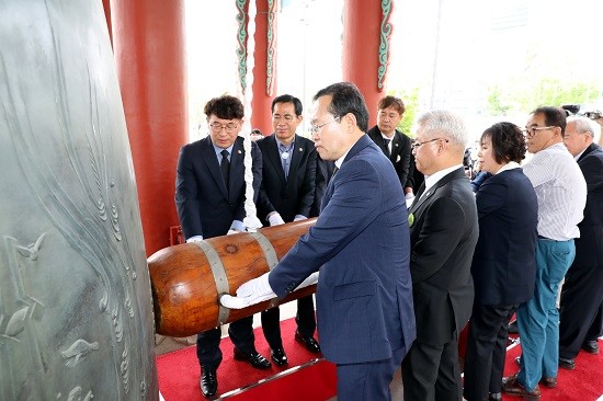 18일 민주의 종 타종식이 광주·대구 각계 인사 17명이 참석한 가운데 국립아시아문화전당 앞 민주의 종각에서 열렸다. ⓒ 광주광역시