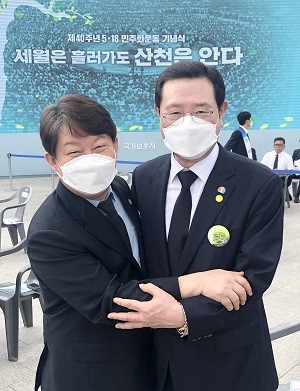 이용섭 광주광역시장이 18일 오전 동구 옛 전남도청 5·18민주광장에서 열린 '제40주년 5·18민주화운동 기념식'에 참석해 권영진 대구시장과 인사를 나누며 포옹을 하고 있다. ⓒ 광주광역시