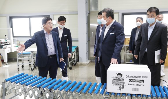 김동일 시장은 18일 청소농공단지 내 갓바위식품(주)에서 공장을 둘러보고 있다. ⓒ 보령시