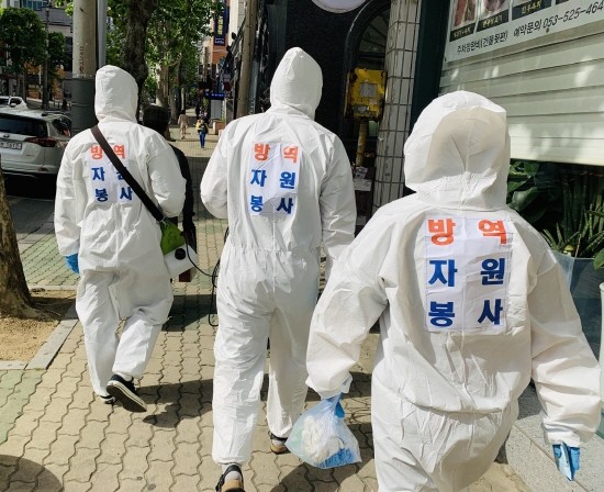 수성구자원봉사센터 등 봉사자들이 취약계층의 방역소독 작업을 위해 이동하고 있다. ⓒ 대구 수성구청