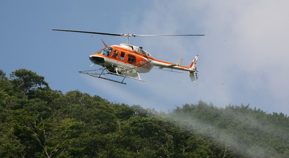 항공방제(BELL206) 모습. ⓒ 산림청