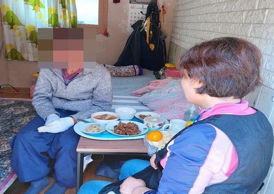 함양군 생활지원사가 일상생활지원과 말벗 등 안부를 확인하고 있다. ⓒ 프라임경제