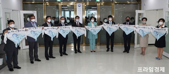 양승조 충남지사(왼쪽 다섯번째)가 지난 19일 충남지방중소벤처기업청 개청식에 참석해 박영선 중소벤처기업부 장관 및 관계자들과 기념촬영을 하고 있다. ⓒ 충남도