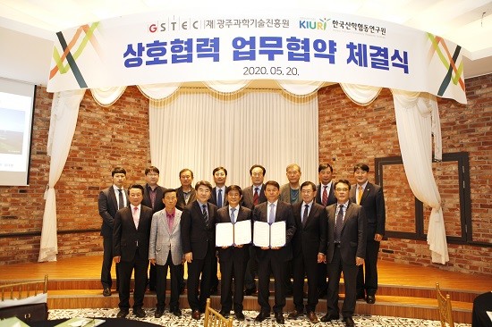 안기석 광주과학기술진흥원 원장(중앙 왼쪽)과 차용훈 한국산학협동연구원 원장(오른쪽)은 20일 무등파크호텔에서 양 기관의 발전을 위한 상호협력 업무협약(MOU)을 체결했다. ⓒ 광주과학기술진흥원