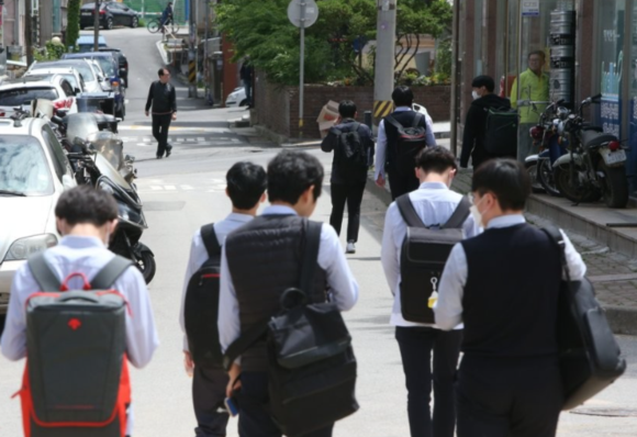 20일 오전 인천광역시 남동구 한 고등학교에서 긴급 귀가 조치에 따라 학생들이 귀가하고 있다. ⓒ 연합뉴스