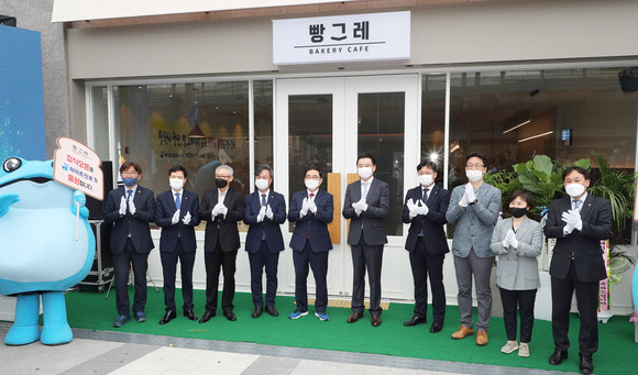 합성동 롯데캐슬더퍼스트상가에서 베이커리&카페 '빵그레' 개점식이 열렸다. ⓒ 창원시