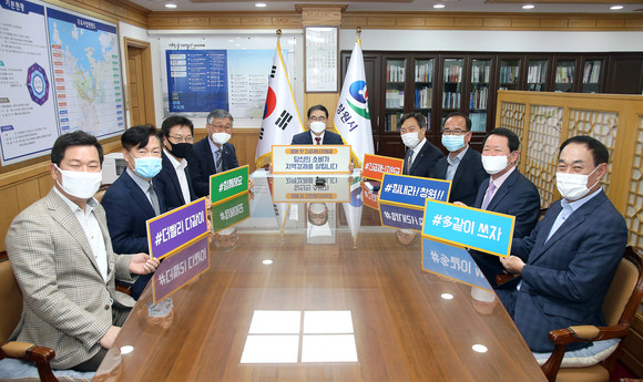 허성무 시장 및 간부공무원들이 창원 경제 활성화를 위해 '多같이 쓰자' 소비 촉진캠페인을 벌이고 있다. ⓒ 창원시