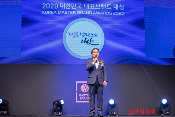 오세현 아산시장이 2020 대한민국 대표브랜드 투자유치 부분 대상에서 아산시의 기업하기 좋은 환경을 설명하고 있다. ⓒ 아산시