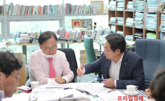 오세현 시장이 이명수 국회의원을 만나 담화를 나누고 있다. ⓒ 아산시